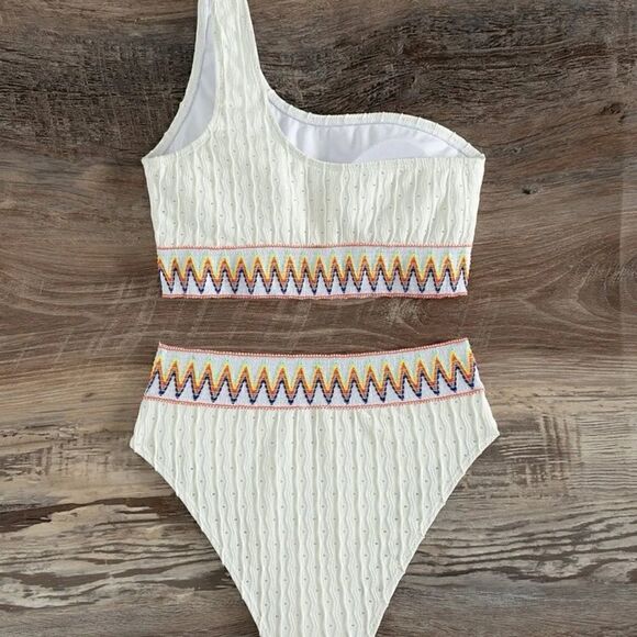 Bikini    - Picture 7 of 11